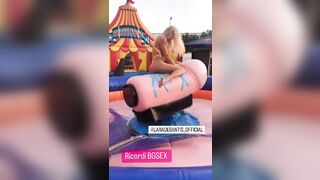 Lara De Santis gioca con un bel cazzone finto