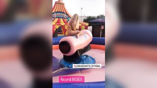 Lara De Santis gioca con un bel cazzone finto