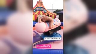 Lara De Santis gioca con un bel cazzone finto