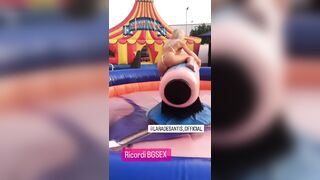 Lara De Santis gioca con un bel cazzone finto