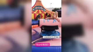 Lara De Santis gioca con un bel cazzone finto