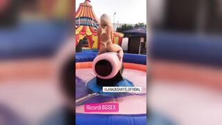 Lara De Santis gioca con un bel cazzone finto