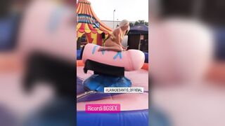 Lara De Santis gioca con un bel cazzone finto