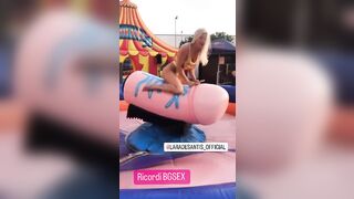 Lara De Santis gioca con un bel cazzone finto