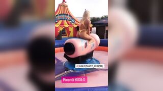 Lara De Santis gioca con un bel cazzone finto