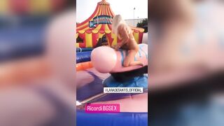 Lara De Santis gioca con un bel cazzone finto