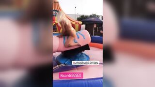 Lara De Santis gioca con un bel cazzone finto