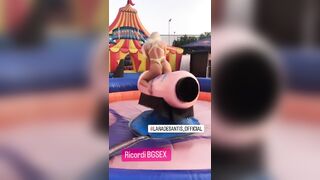 Lara De Santis gioca con un bel cazzone finto