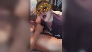 Il cornuto ride a vedere sua moglie coperta di sborra