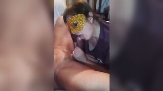 Il cornuto ride a vedere sua moglie coperta di sborra