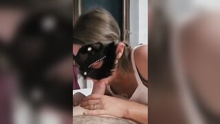 Pompino amatoriale da moglie italiana con mascherina