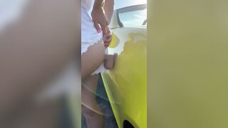 Ferma sul ciclio della strada si diverte con il cazzo di gomma