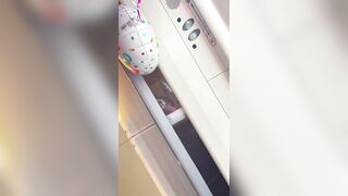 Biondina troia gioca con il dildo sul treno di linea