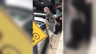 AMSTERDAM due giovani scopano la prostitua sul marciapiede