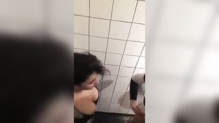 TEEN LESBICHE BECCATE A TROMBARE