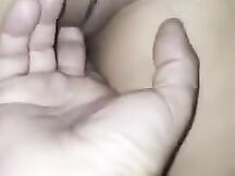 Amico di mio marito mi palpa la passera