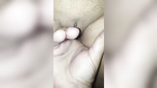 Amico di mio marito mi palpa la passera