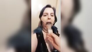 Schiava costretta a bere la sborra