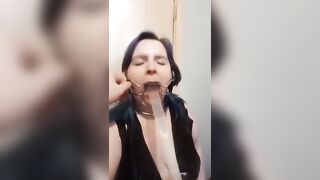 Schiava costretta a bere la sborra