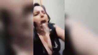 Schiava costretta a bere la sborra