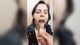 Schiava costretta a bere la sborra