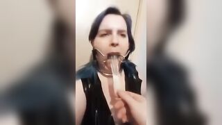 Schiava costretta a bere la sborra