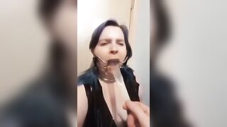 Schiava costretta a bere la sborra