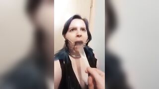 Schiava costretta a bere la sborra