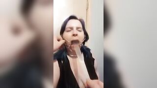 Schiava costretta a bere la sborra