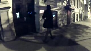 Moglie italiana che esce tutto in piazza la notte