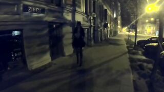 Moglie italiana che esce tutto in piazza la notte