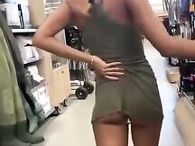 Passeggiata ai grandi magazzini con un plug nel culo