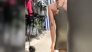 Passeggiata ai grandi magazzini con un plug nel culo