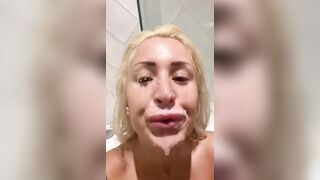 Ragazza troia si fa venire addosso in viso