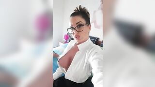 Anteprima del video: Luana Borgia in veste di assistente provocante