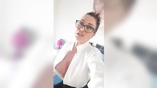 Luana Borgia in veste di assistente provocante