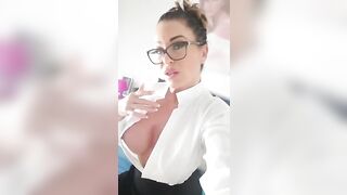 Luana Borgia in veste di assistente provocante