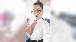 Luana Borgia in veste di assistente provocante