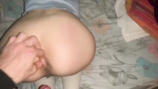 Giovane italiana studentessa di 18 anni viene penetrata analmente dal suo fidanzato.