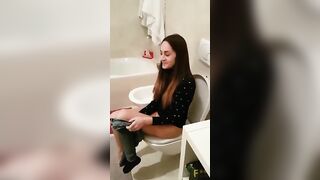 Compagna immortalata mentre urina