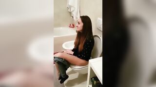 Compagna immortalata mentre urina