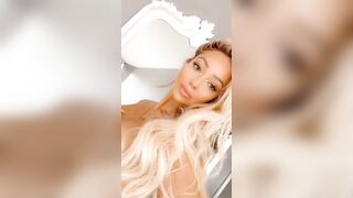 Splendida ragazza bionda dilettante