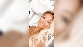 Splendida ragazza bionda dilettante