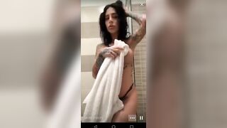 Le tettone della famosa youtuber Alexis