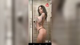 Le tettone della famosa youtuber Alexis