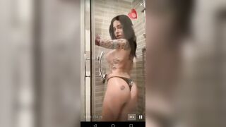 Le tettone della famosa youtuber Alexis