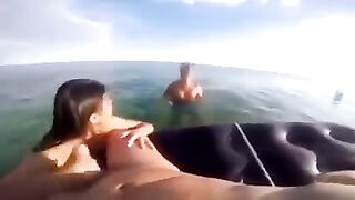 Alice, la leggenda, pratica fellatio in spiaggia con sconosciuti