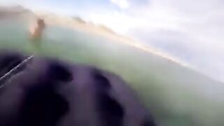 Alice, la leggenda, pratica fellatio in spiaggia con sconosciuti