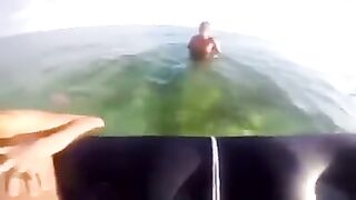 Alice, la leggenda, pratica fellatio in spiaggia con sconosciuti