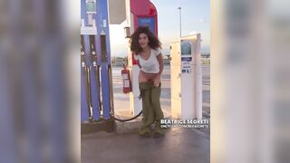 Bea esce il culo alla pompa di benzina